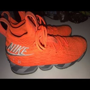 AUTHENTIC NIKE LEBRON 15  ORANGE BOX 2018 PREOWNED BARLEY WORN  SIZE 8